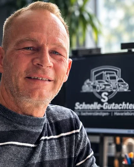 Kfz-Sachverständiger Thomas Schnelle in seinem Büro